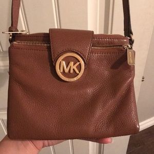 Brown leather Micheal Kors crossbody purse!